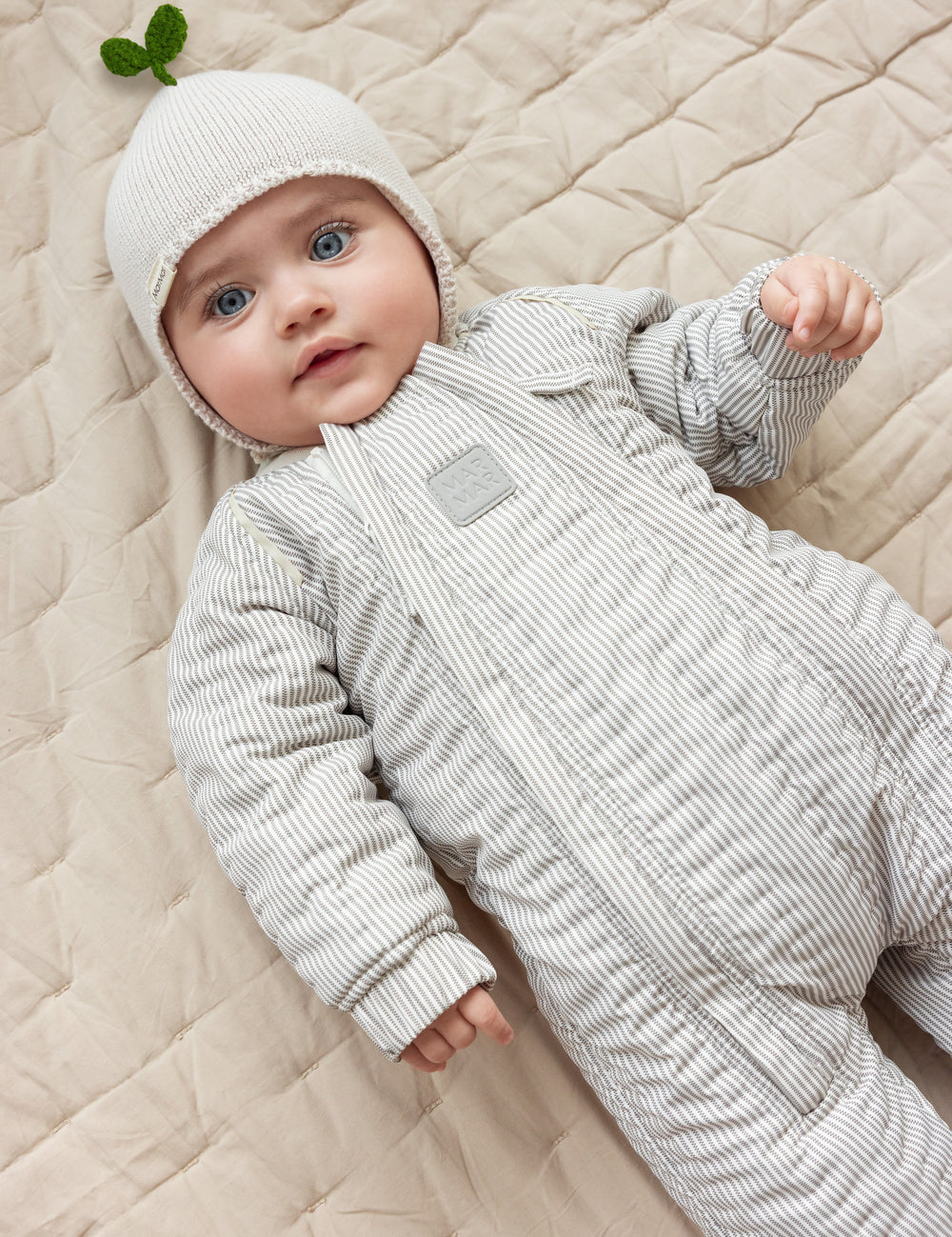 Baby I thermally insulated with a matching knitted hat.