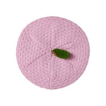Lyserød strikket babyhue med grønt blad