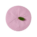 Lyserød strikket babyhue med grønt blad