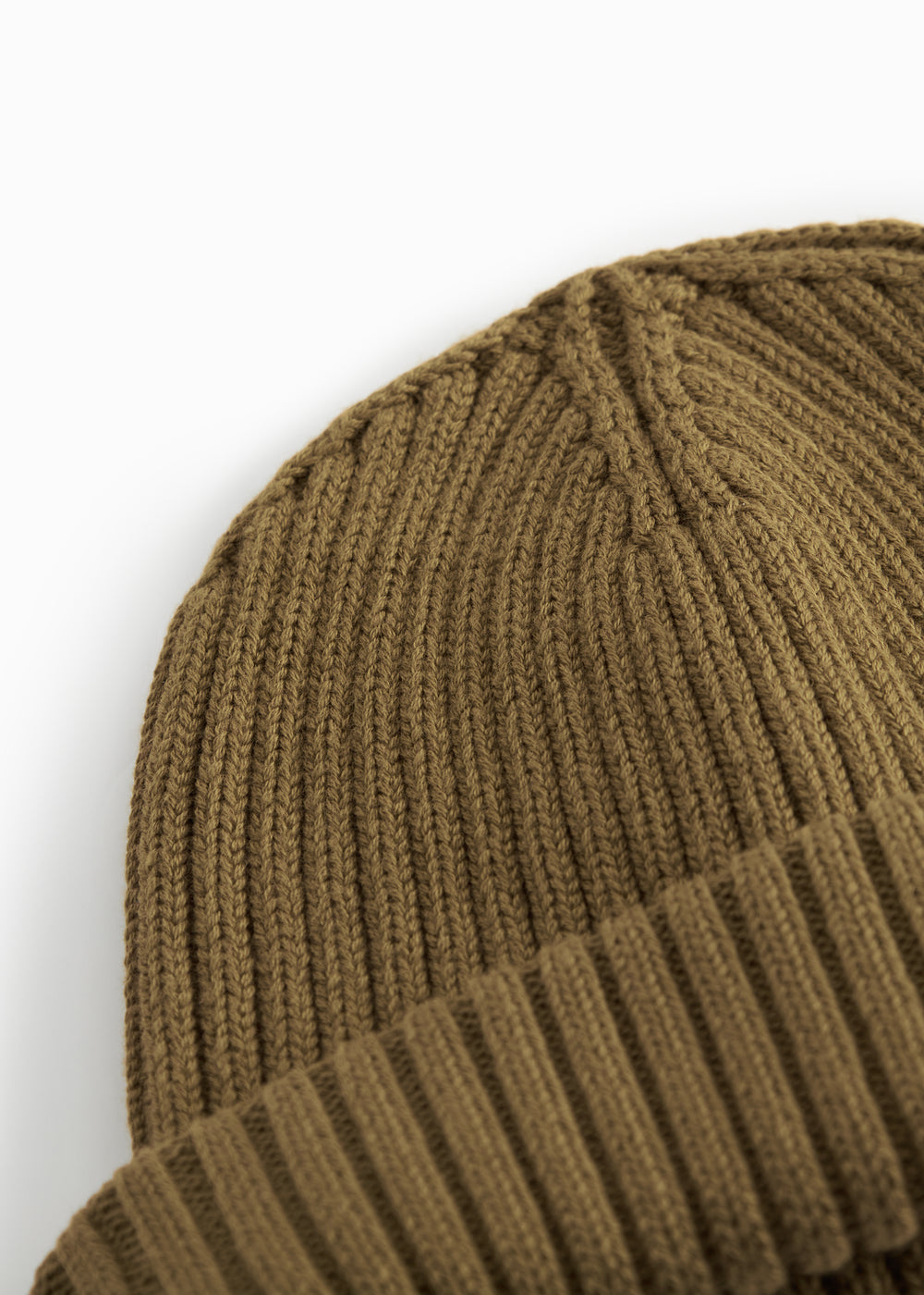 Brun strikket hue til børn med ombukket kant