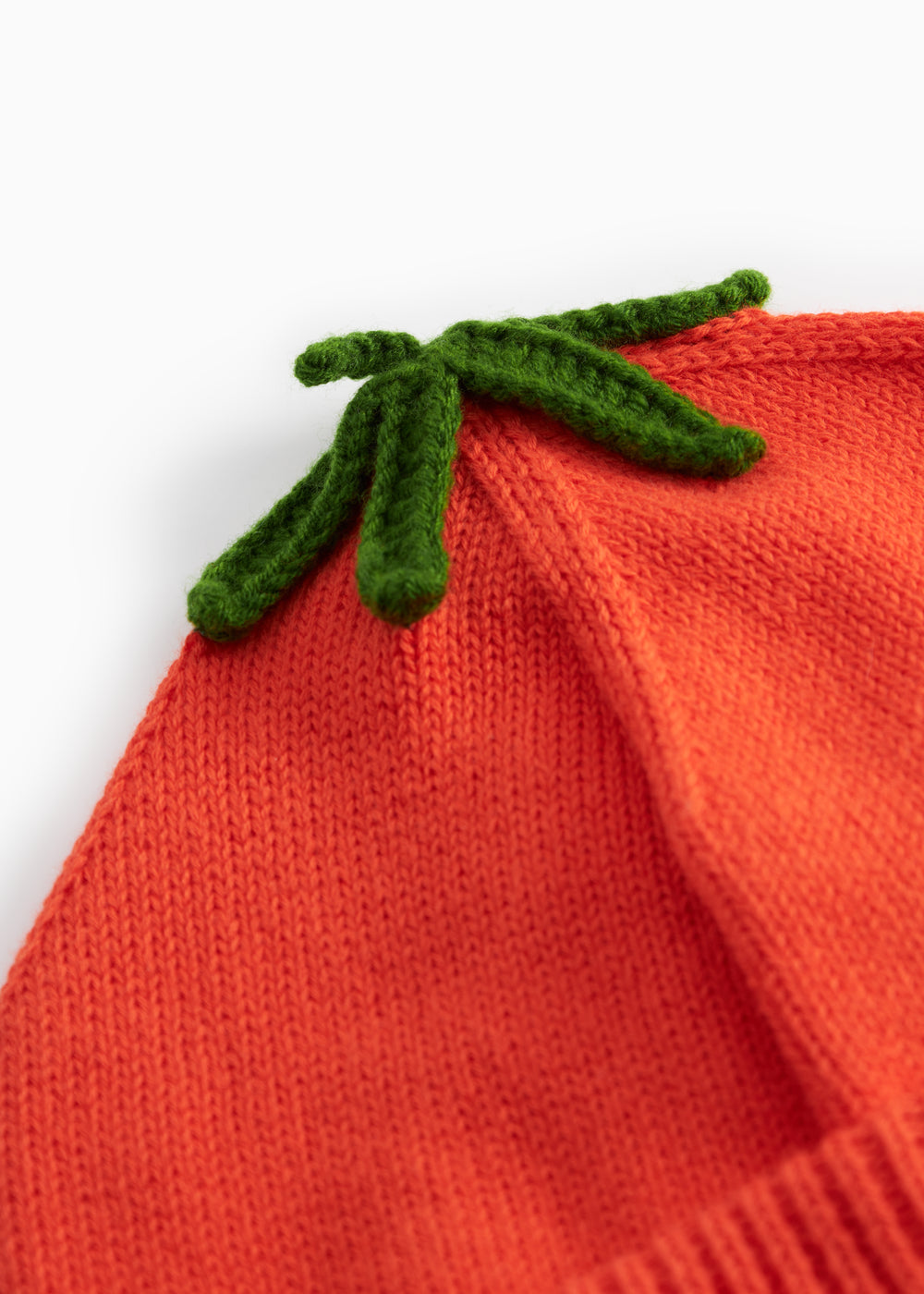 Rød strikhue med grønt blad til baby og børn