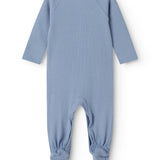 Lyseblå langærmet baby heldragt med fødder og knapper