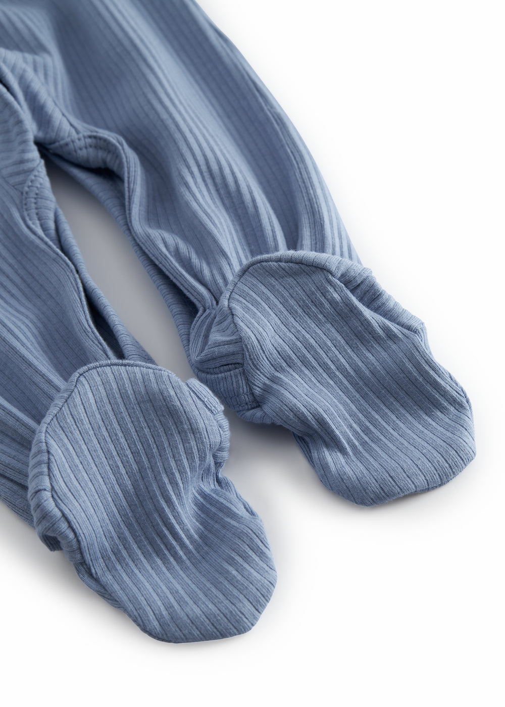 Lyseblå langærmet baby heldragt med fødder og knapper