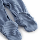 Lyseblå langærmet baby heldragt med fødder og knapper