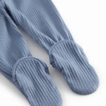 Lyseblå babybukser med fødder til de nyfødte