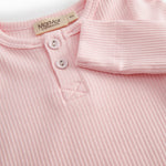 Lyserød langærmet baby bodystocking med stolpe knaplukning