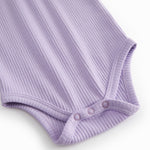 Kortærmet baby modal bodystocking med stolpe knaplukning i lilla nuance
