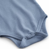 Lyseblå kortærmet baby bodystocking med stolpe knaplukning