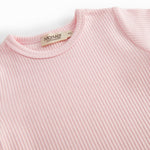 Kortærmet baby modal romper med korte ben i lyserød nuance