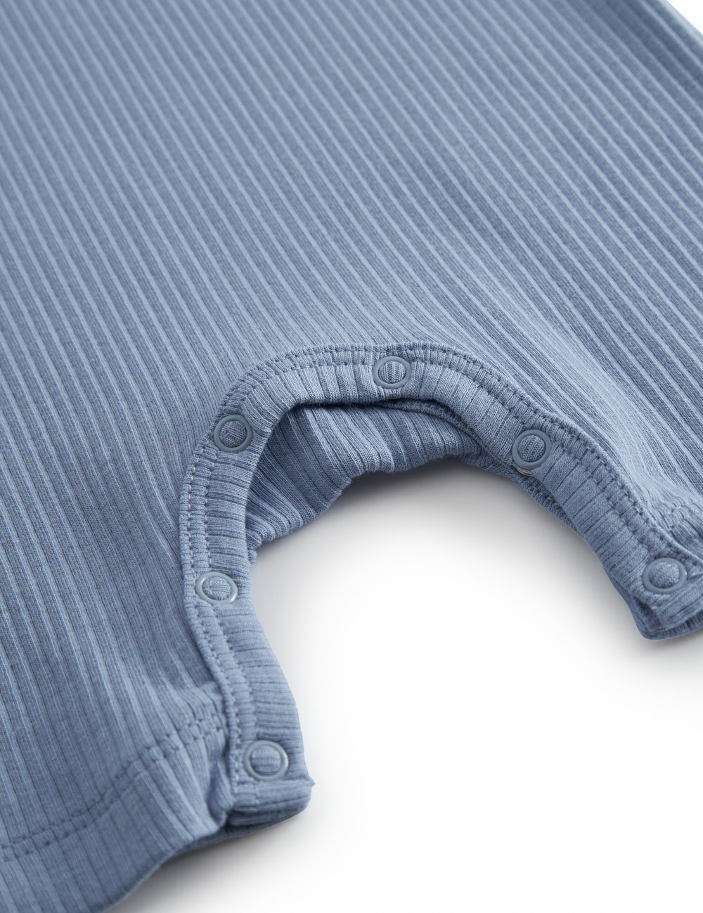 Kortærmet baby modal romper med korte ben i lyseblå nuance