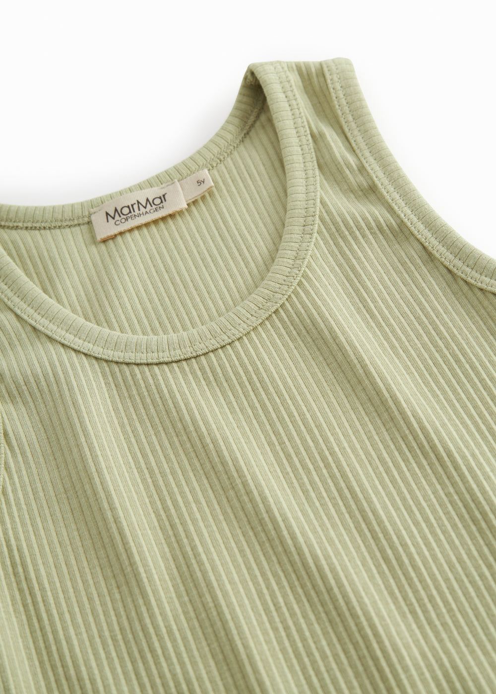 Undertrøje uden ærmer i lysegrøn ribstrikket modal til børn
