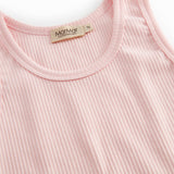 Undertrøje uden ærmer i lyserød ribstrikket modal til børn 