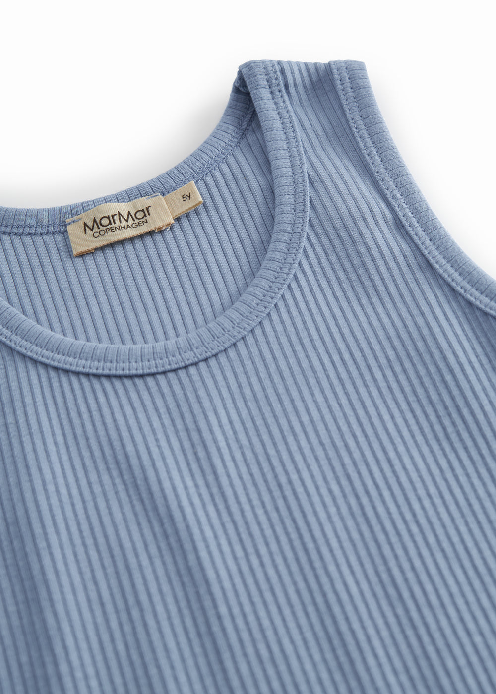 Undertrøje uden ærmer i lyseblå ribstrikket modal til børn 