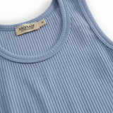 Undertrøje uden ærmer i lyseblå ribstrikket modal til børn 