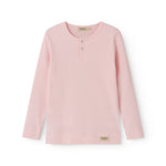 Langærmet lyserød modal t-shirt til børn med stolpe knaplukning

Translation: Long-sleeved bright yellow modal t-shirt for children with button placket