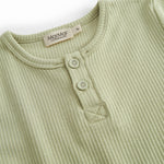 Kortærmet lysegrøn modal t-shirt til børn med stolpe knaplukning