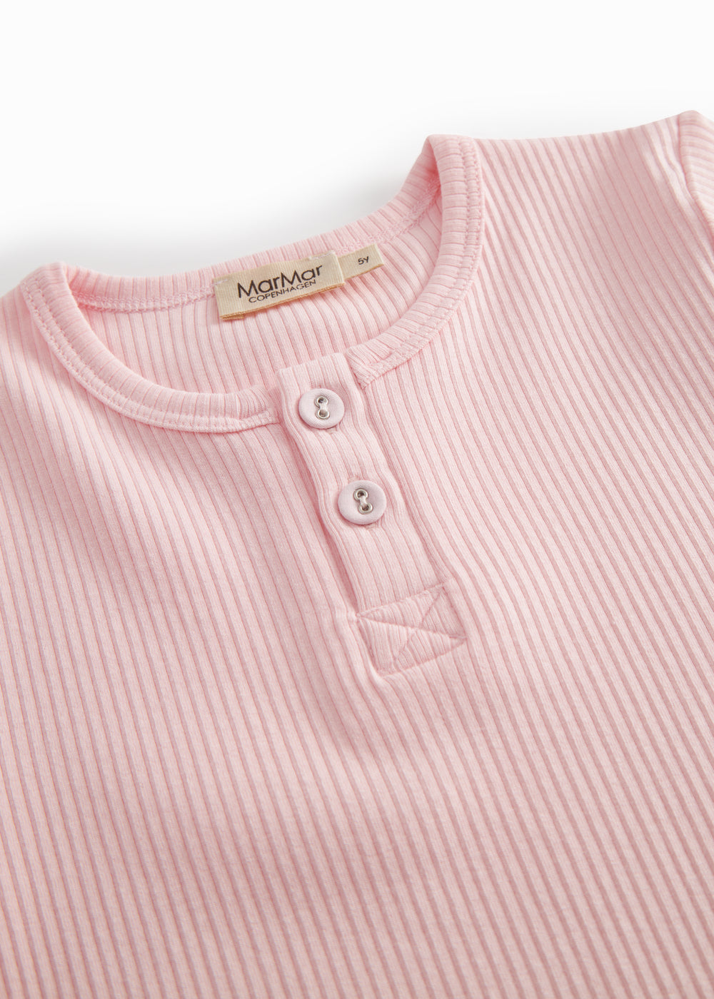 Kortærmet lyserød modal t-shirt til børn med stolpe knaplukning