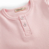 Kortærmet lyserød modal t-shirt til børn med stolpe knaplukning