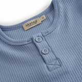 Kortærmet lyseblå modal t-shirt til børn med stolpe knaplukning