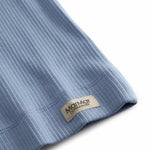 Kortærmet lyseblå modal t-shirt til børn med stolpe knaplukning