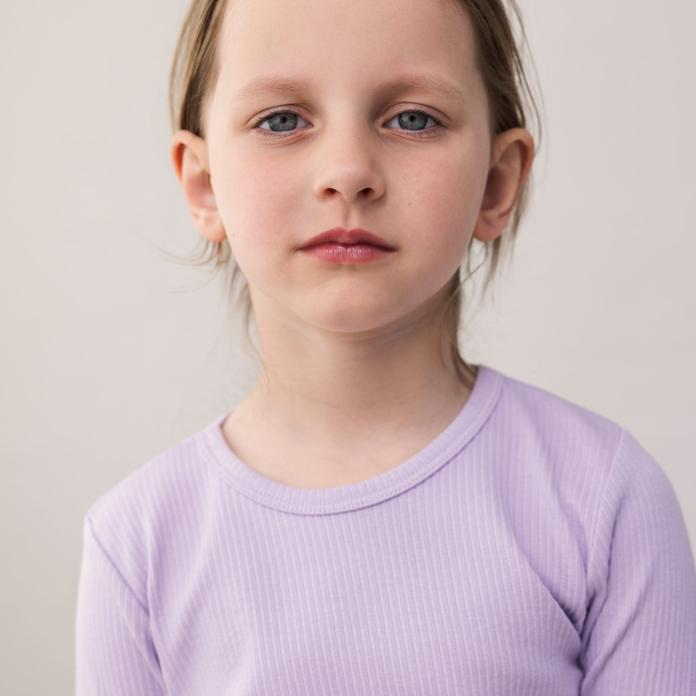 Pige i lyselilla modal bluse