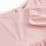 Langærmet lyserød ribstrikket kjole til børn