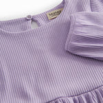 Lilla langærmet ribstrikket kjole til børn.