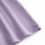 Lilla langærmet ribstrikket kjole til børn.