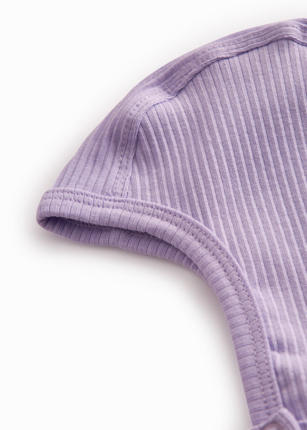Lilla ribstrikket hue til baby