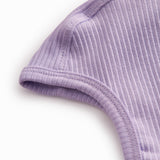 Lilla ribstrikket hue til baby