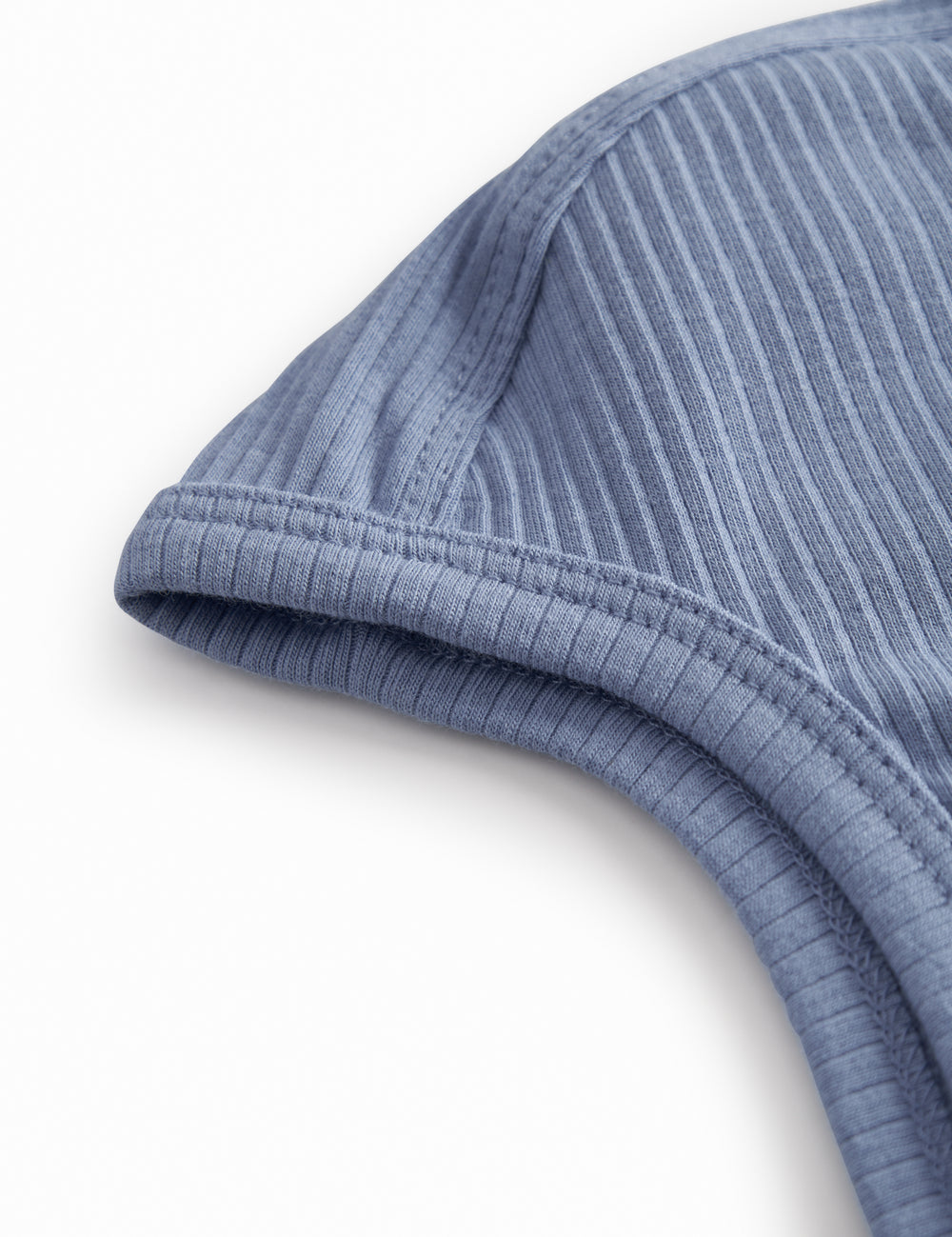 Lyseblå baby modal hue med trykknap