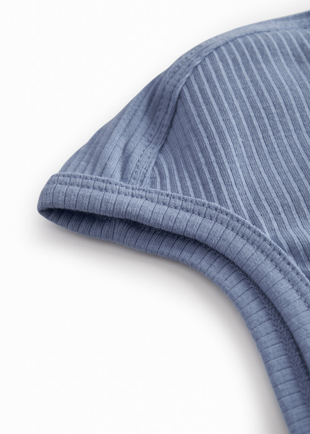 Lyseblå baby modal hue med trykknap