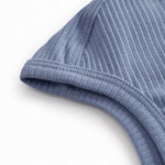 Lyseblå baby modal hue med trykknap