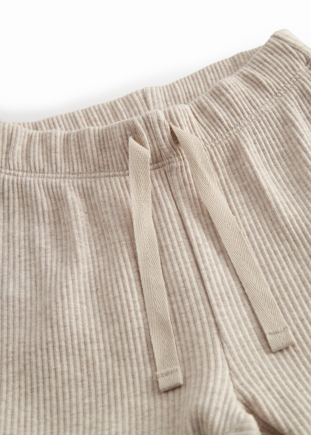 beige baby bukser med elastik og et pyntebånd i livet