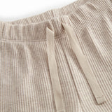 beige baby bukser med elastik og et pyntebånd i livet