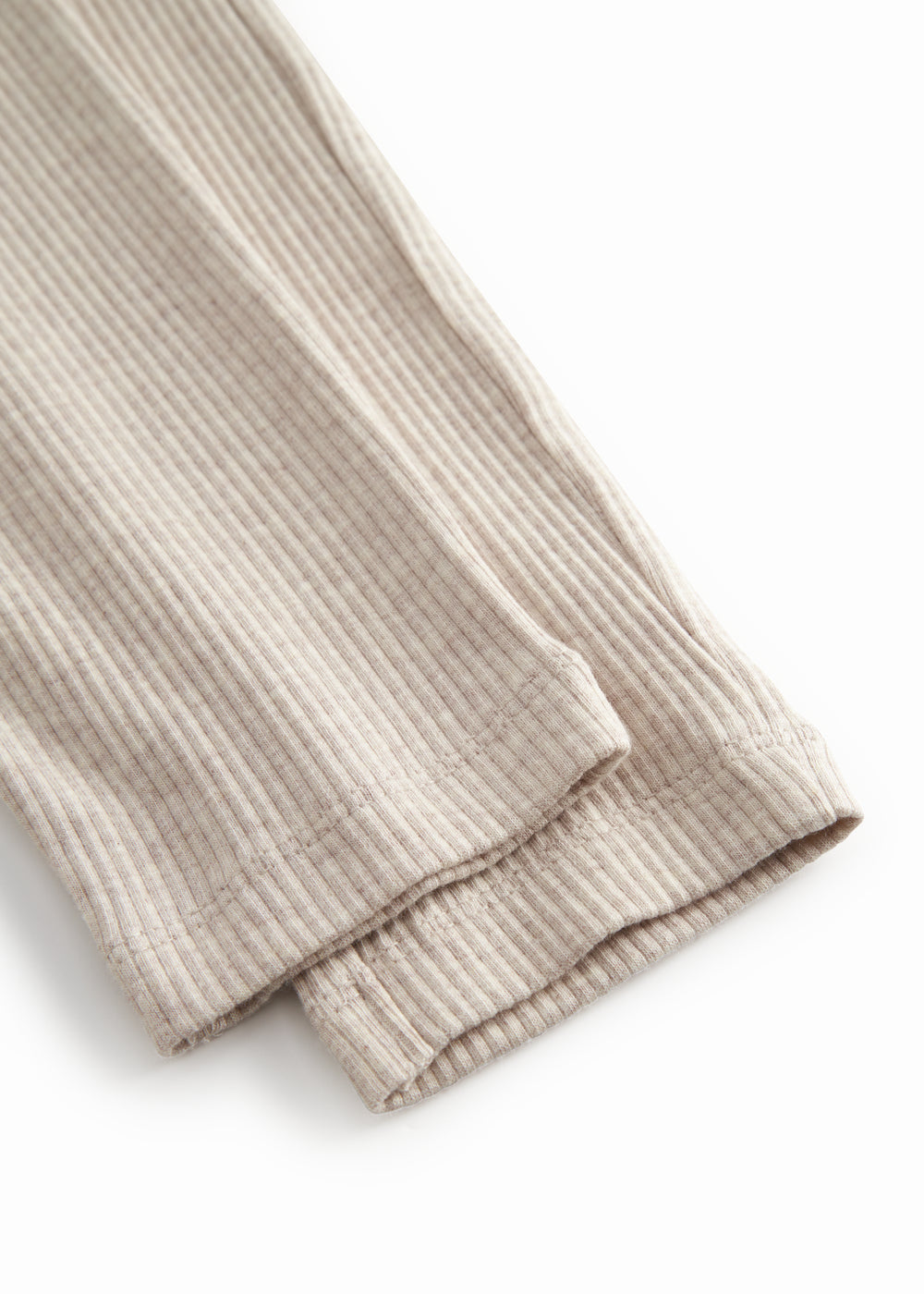 beige baby bukser med elastik og et pyntebånd i livet