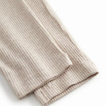 beige baby bukser med elastik og et pyntebånd i livet