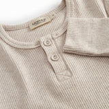 Langærmet beige modal t-shirt til børn med stolpe knaplukning