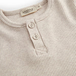 ribbet t-shirt til børn i lys beige med knapper