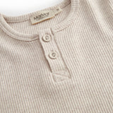 ribbet t-shirt til børn i lys beige med knapper