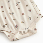 Langärmet bodystocking for a newborn baby with a snap closure and train motif.