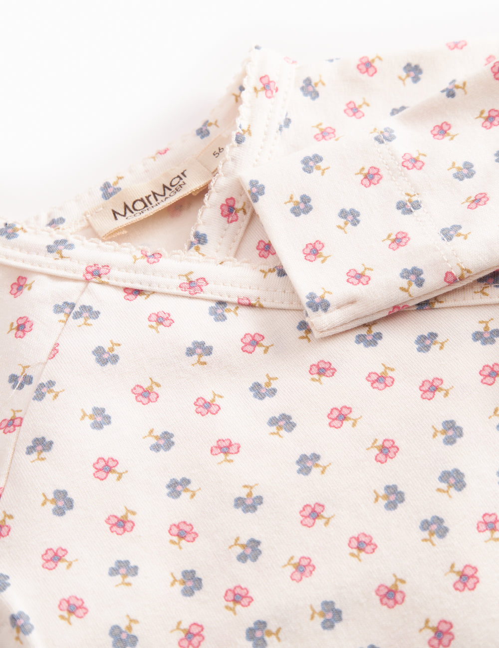 Langærmet bodystocking for a newborn baby with snap closure and flowers.