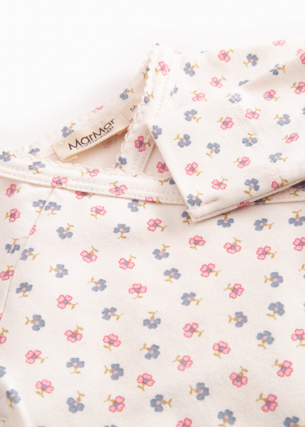 Langærmet bodystocking for a newborn baby with snap closure and flowers.