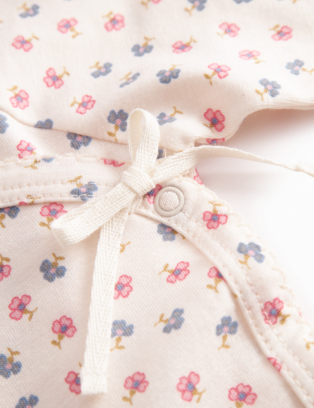 Fitted blouse for newborn baby with snap closure and floral print