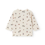 Langærmet bluse til nyfødt baby med slå-om-lukning og togprint