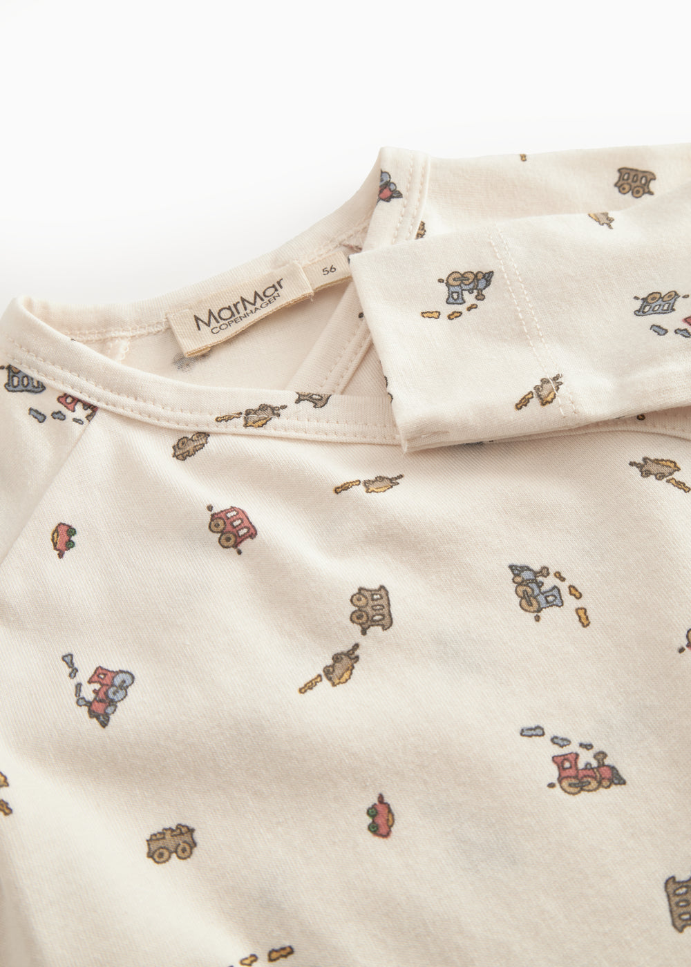 Fitted blouse for newborn baby with snap closure and train print