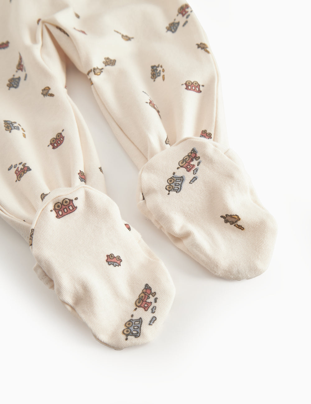 Long-sleeved onesie with feet and pattern for a newborn baby