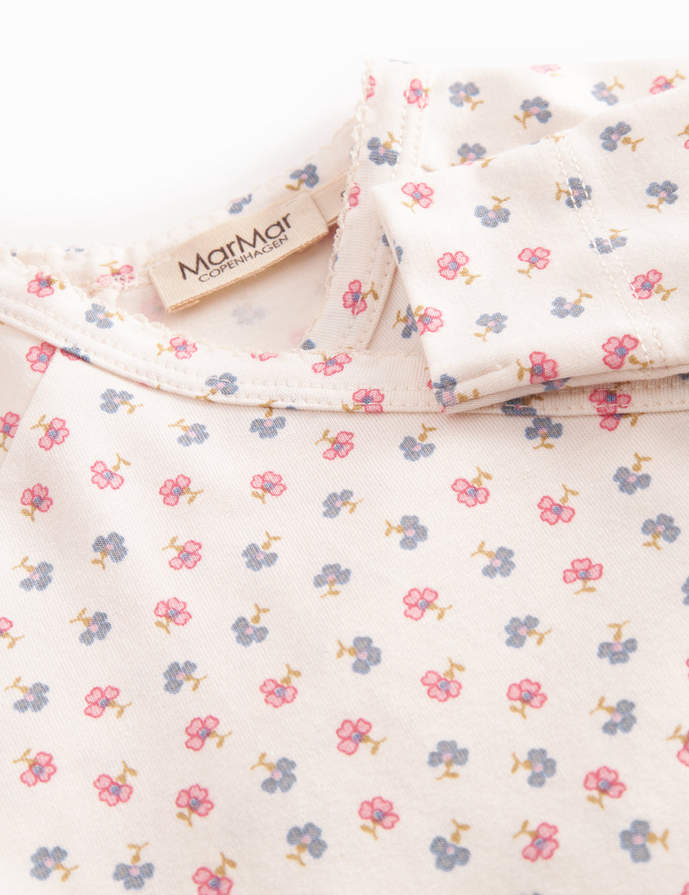 Long-sleeved onesie with feet and flower pattern for a newborn baby