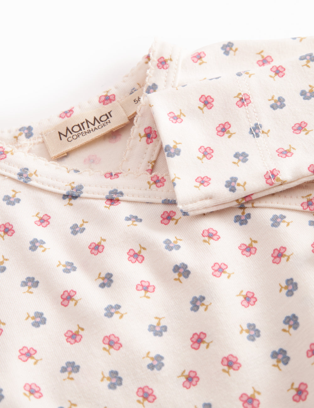 Langärmet heldragt med slå-om-lukning og blomstermønster til nyfødte

Translation: Fleece jacket with zip and flower pattern for newborns