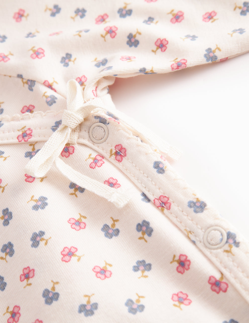 Langärmet heldragt med slå-om-lukning og blomstermønster til nyfødte

Translation: Fleece jacket with zip and flower pattern for newborns